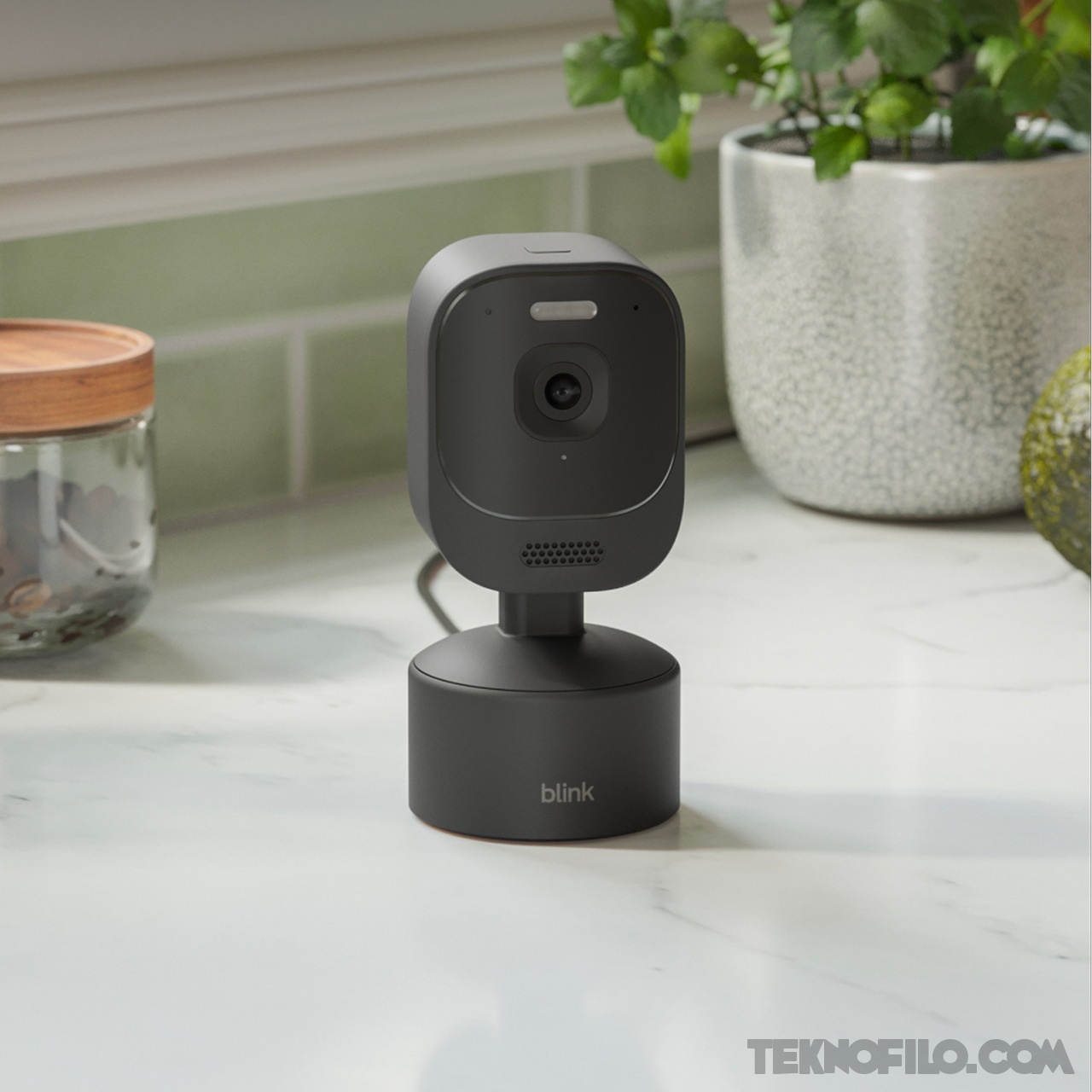 Blink Pan-Tilt 2K negra instalada en el interior de una vivienda