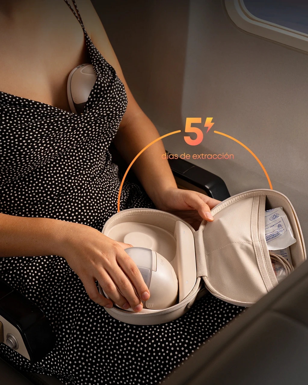 Estuche portátil abierto con las dos unidades del sacaleches eufy S1 Pro en su interior