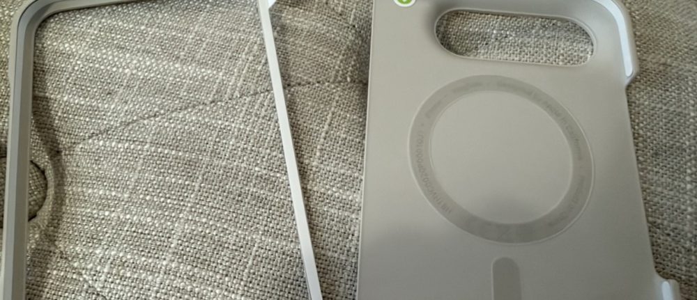La funda oficial del iPhone Duo de 89 € necesita adhesivo para sujetarse Funda oficial para iPhone Duo mostrada en la noticia de GSMArena sobre su fijación adhesiva