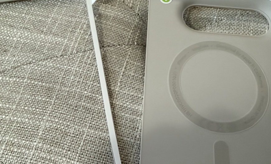 La funda oficial del iPhone Duo de 89 € necesita adhesivo para sujetarse Funda oficial para iPhone Duo mostrada en la noticia de GSMArena sobre su fijación adhesiva