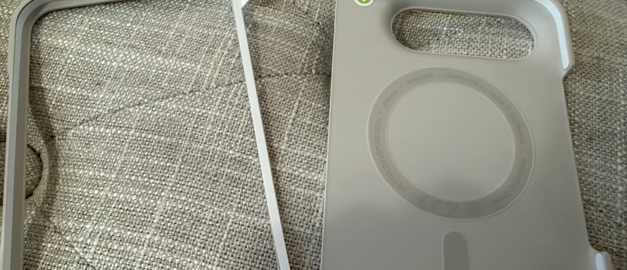 Interior de las dos piezas de la funda oficial para iPhone Duo y sus zonas de fijación