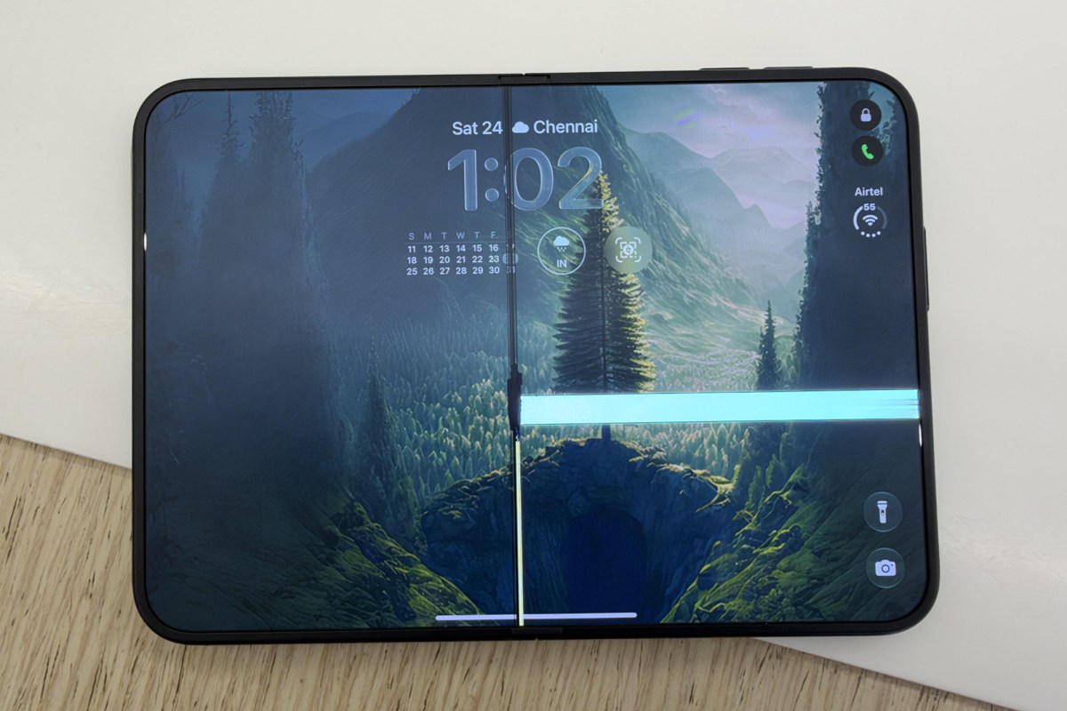 Pantalla interior de un iPhone Duo con una franja luminosa hacia la derecha y una línea vertical junto a la bisagra