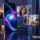 Ilustración de un iPhone con luces de inteligencia artificial y dos vistas de una videollamada