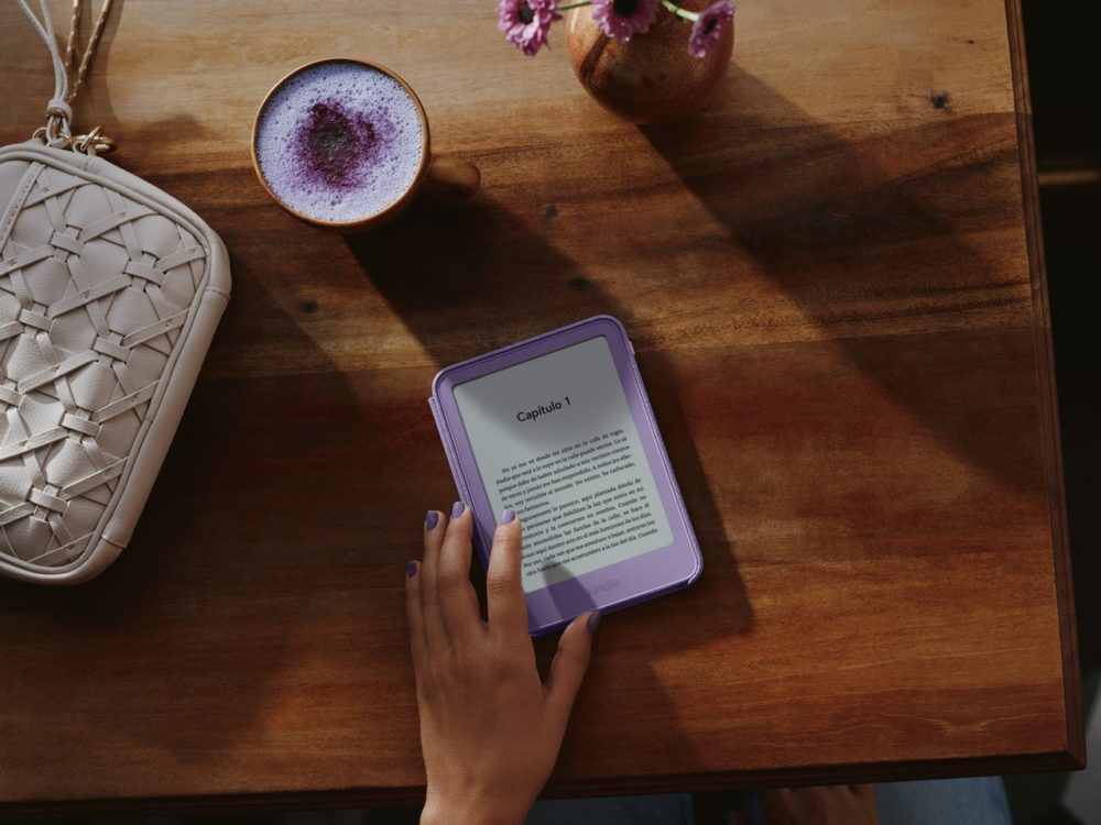 Nuevo Kindle de 6 pulgadas en color morado ube sobre una mesa