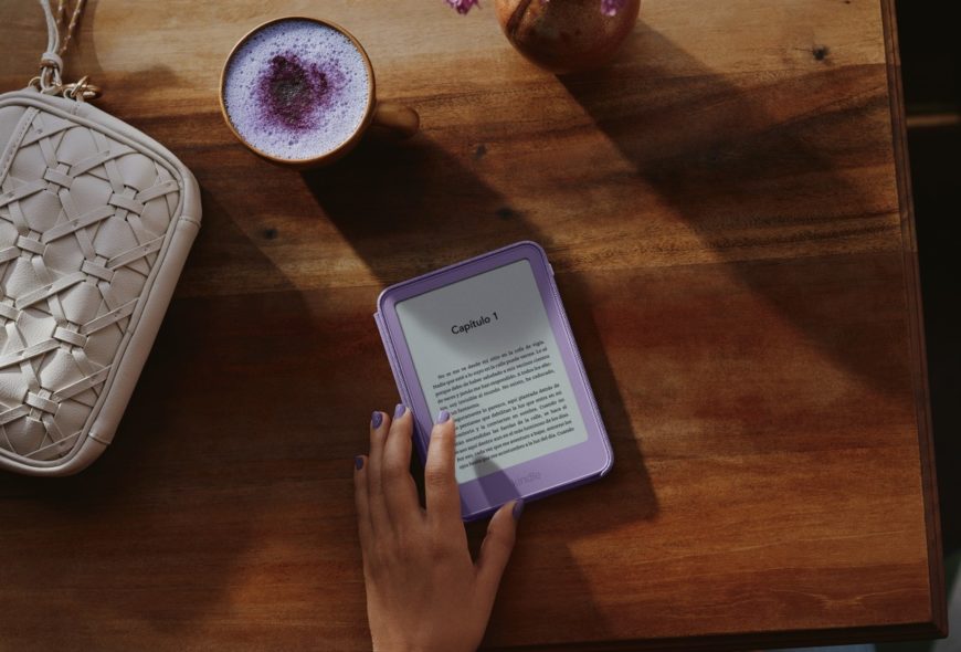Nuevo Kindle de 6 pulgadas en color morado ube sobre una mesa