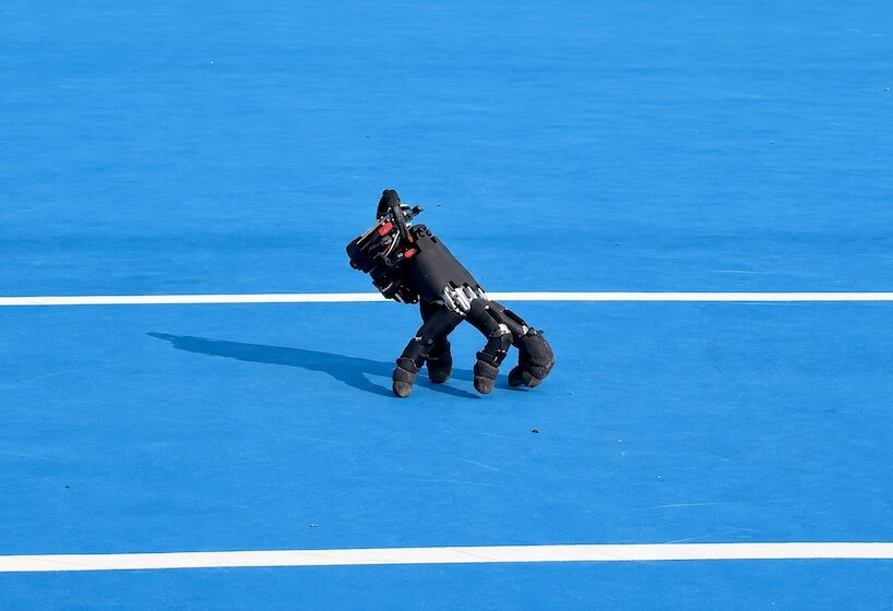 Mano robótica de cinco dedos de ETH Zúrich desplazándose sobre una pista azul