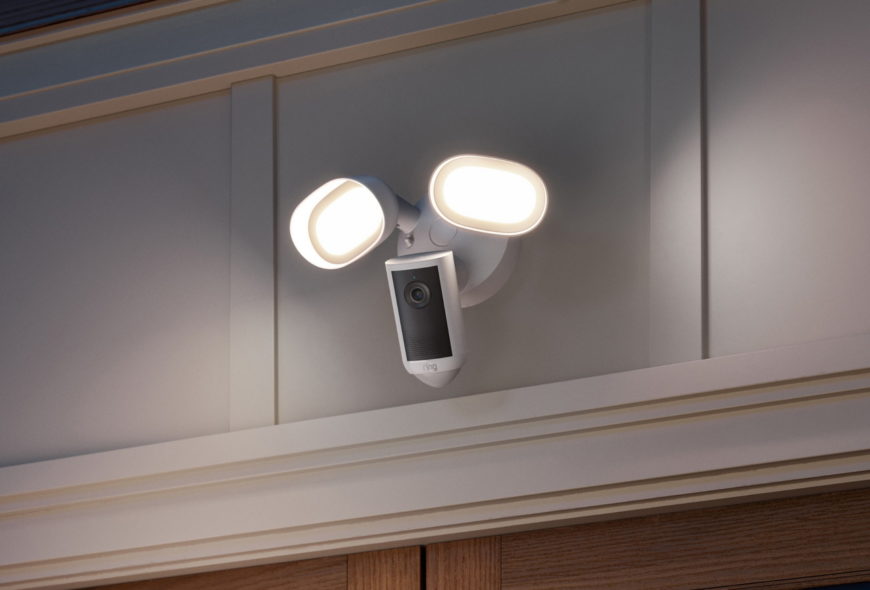 Ring Floodlight Camera 4K Plus instalada junto a una entrada con sus dos focos encendidos