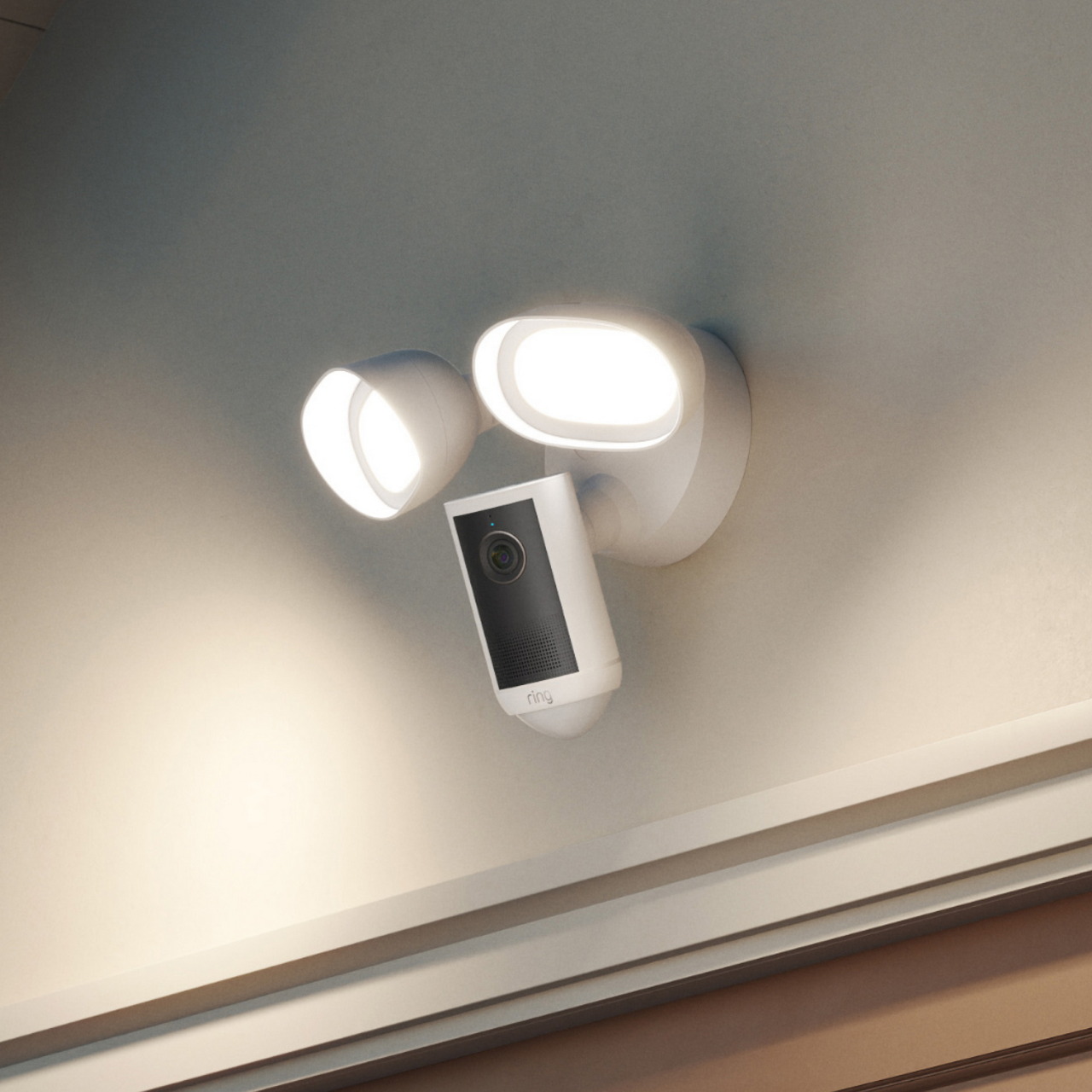 Ring Floodlight Camera 4K Plus blanca con sus dos focos encendidos