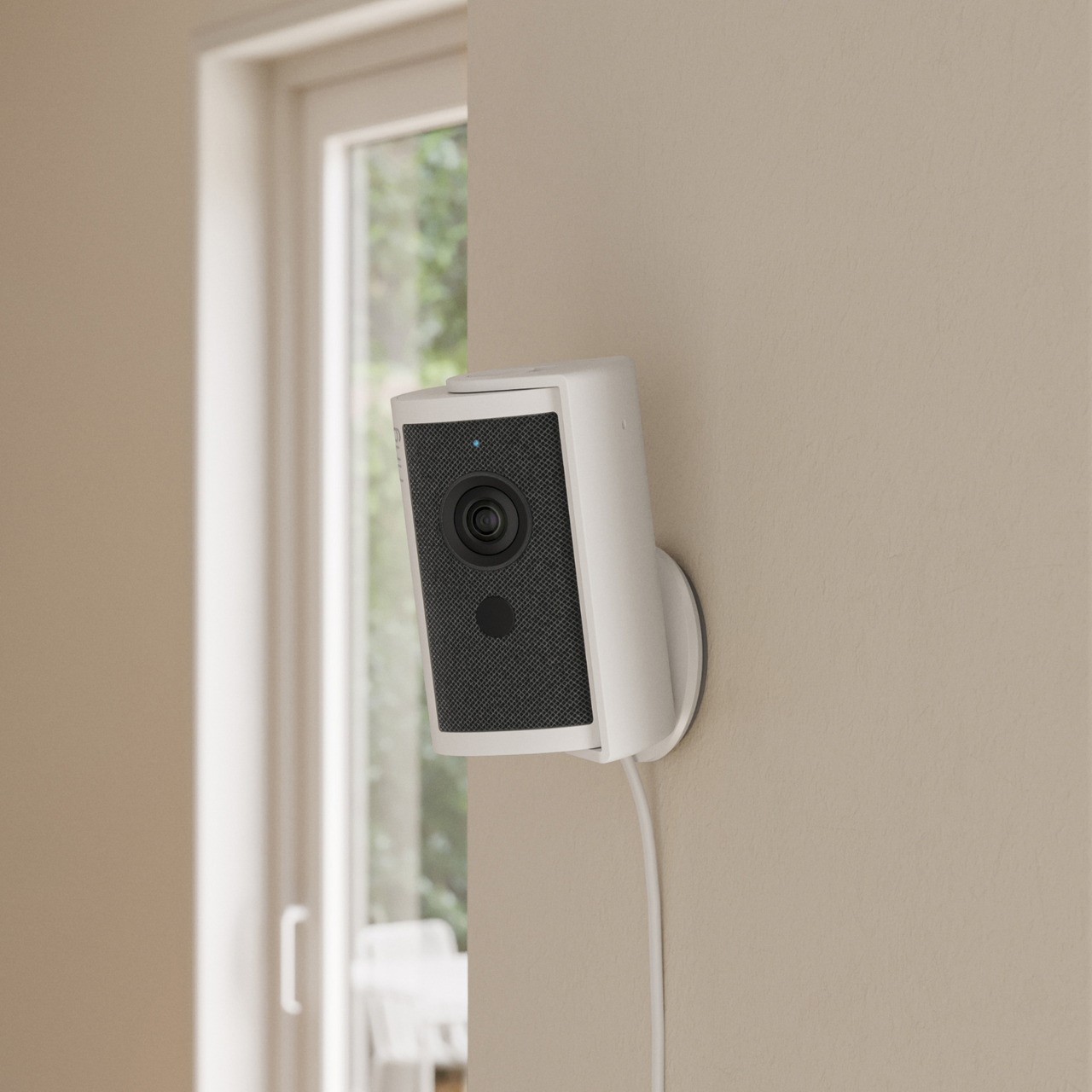 Ring Indoor Camera 4K blanca instalada junto a una ventana