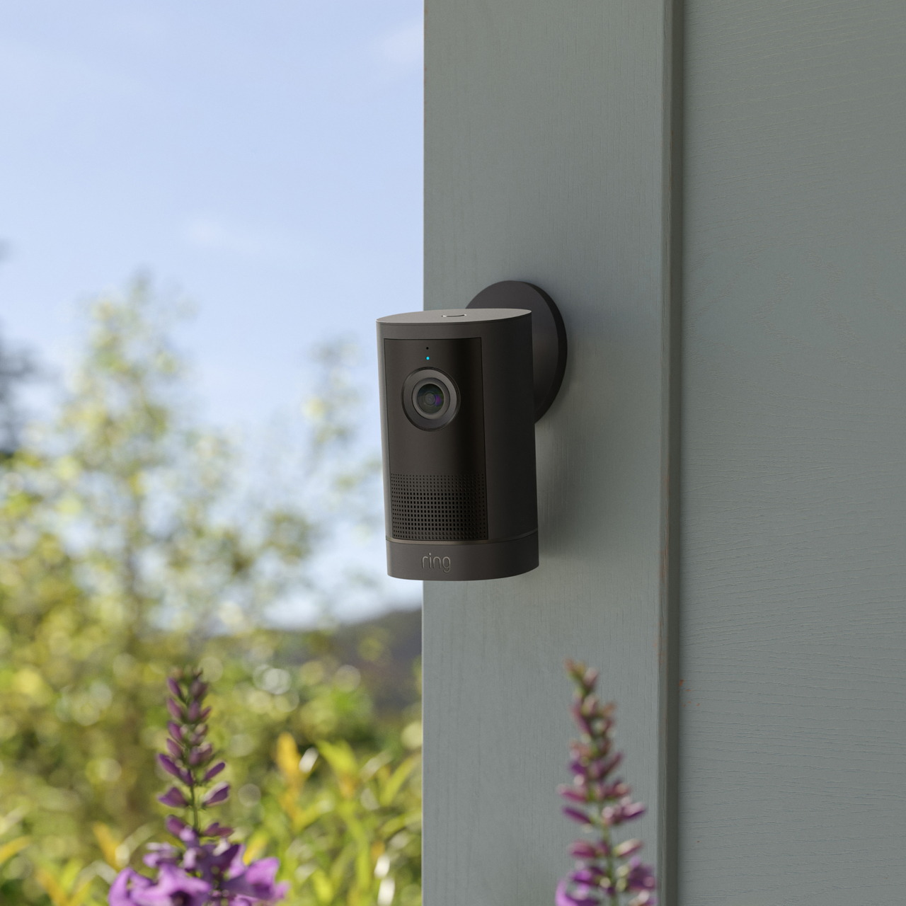 Ring Outdoor Camera 4K Plus negra instalada en una pared exterior