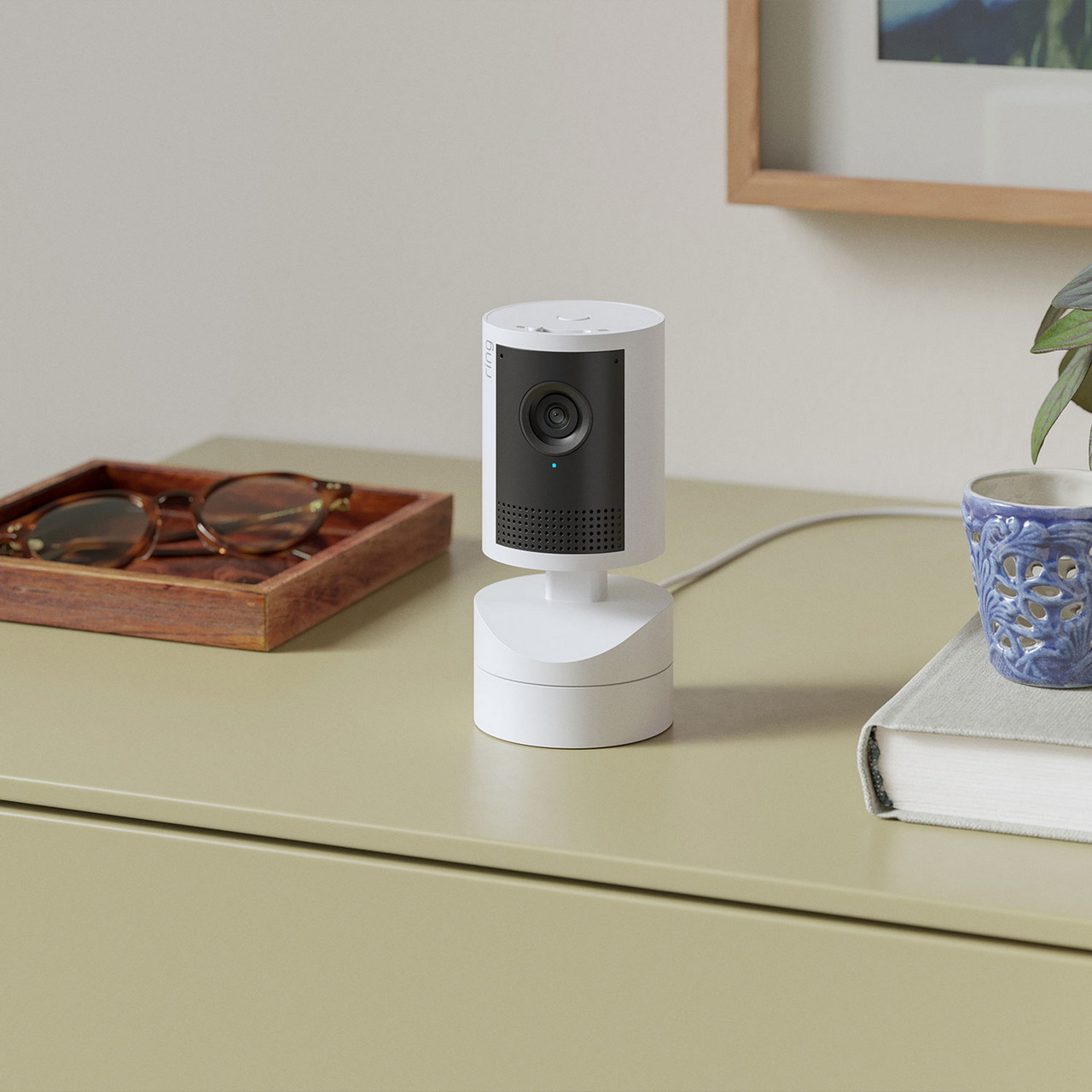 Ring Pan-Tilt Indoor Camera 2K blanca sobre un mueble