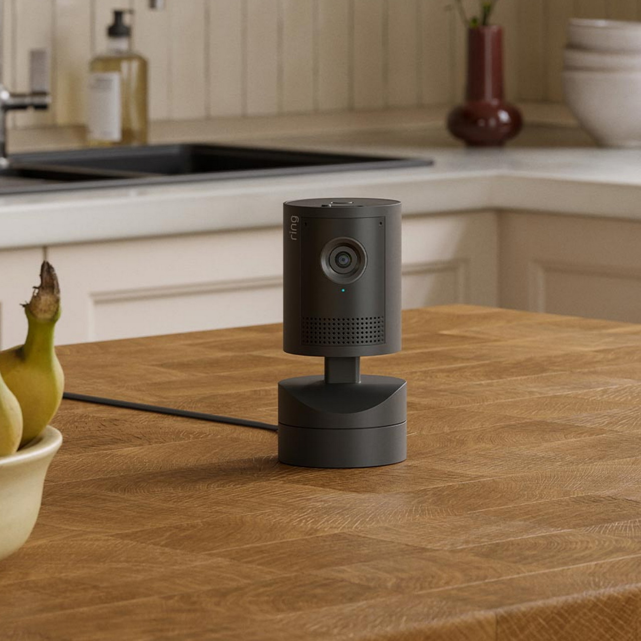 Ring Pan-Tilt Indoor Camera 2K negra instalada sobre una encimera