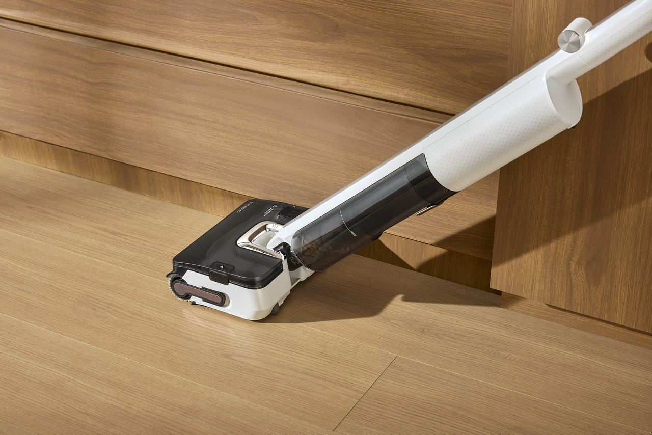 Tineco FLOOR ONE i7 Fold Premium limpiando bajo un mueble