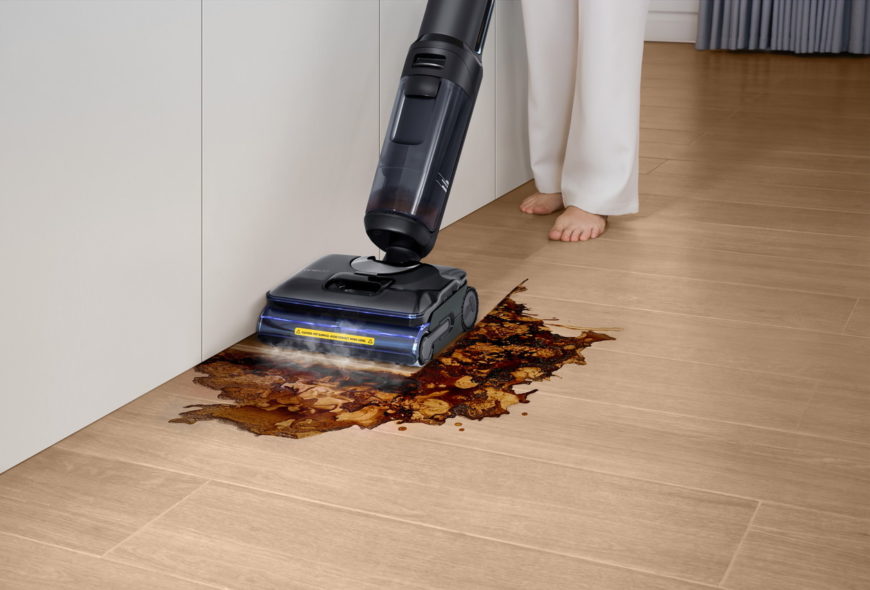 Tineco apuesta por España con aspiradores escoba y equipos que aspiran y friegan desde 349,99 € Tineco FLOOR ONE S7 Stretch Steam Plus recogiendo suciedad del suelo