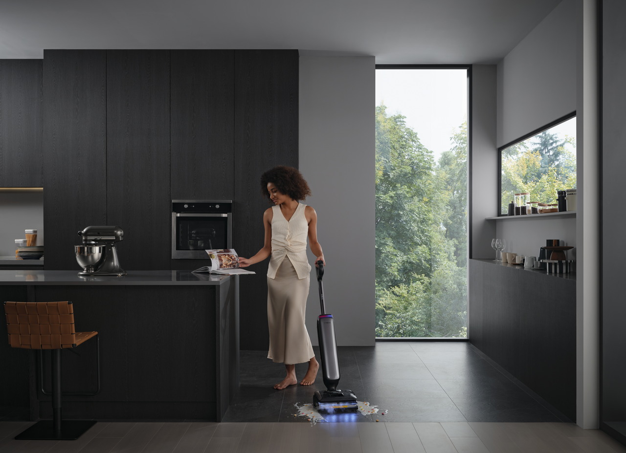 Tineco FLOOR ONE S9 Artist Steam Pro en una cocina